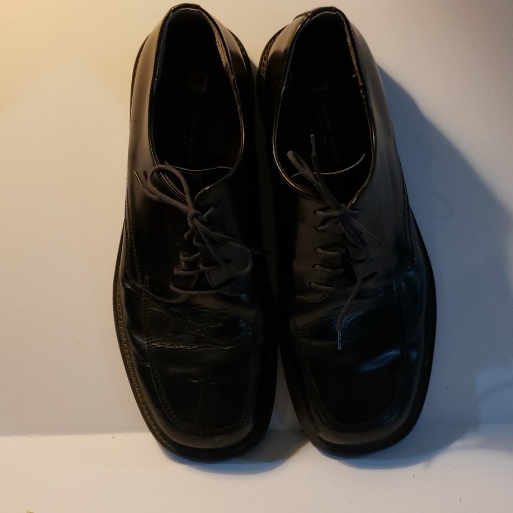 Black shoe by Brown Shoe made in Italy
